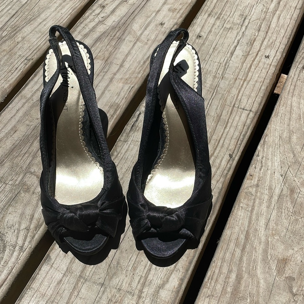 Dyed satin pumps